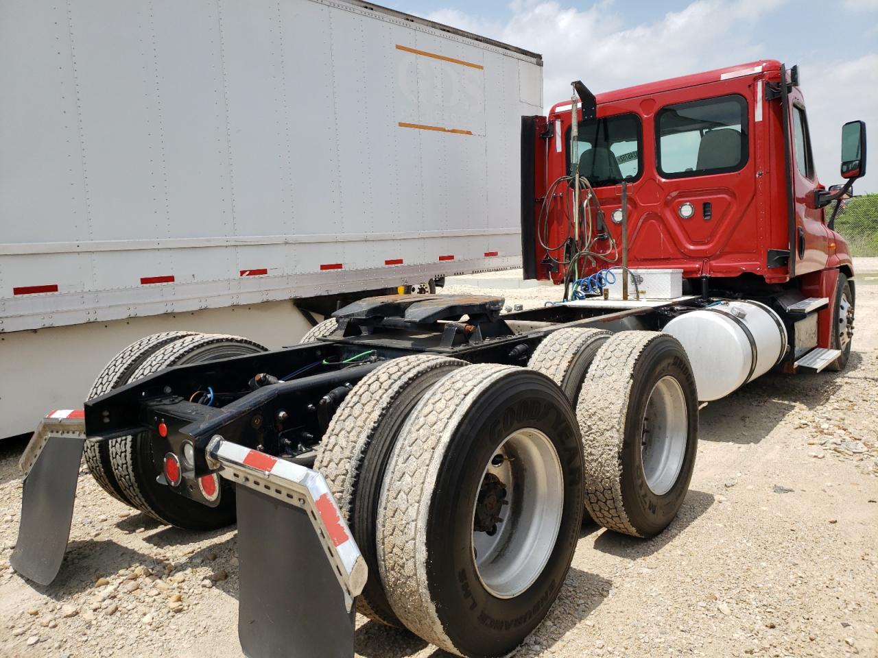 Photo 4 from auction – 2018 FREIGHTLINER CASCADIA 1 with VIN 3AKJGEDV3JSJM7543