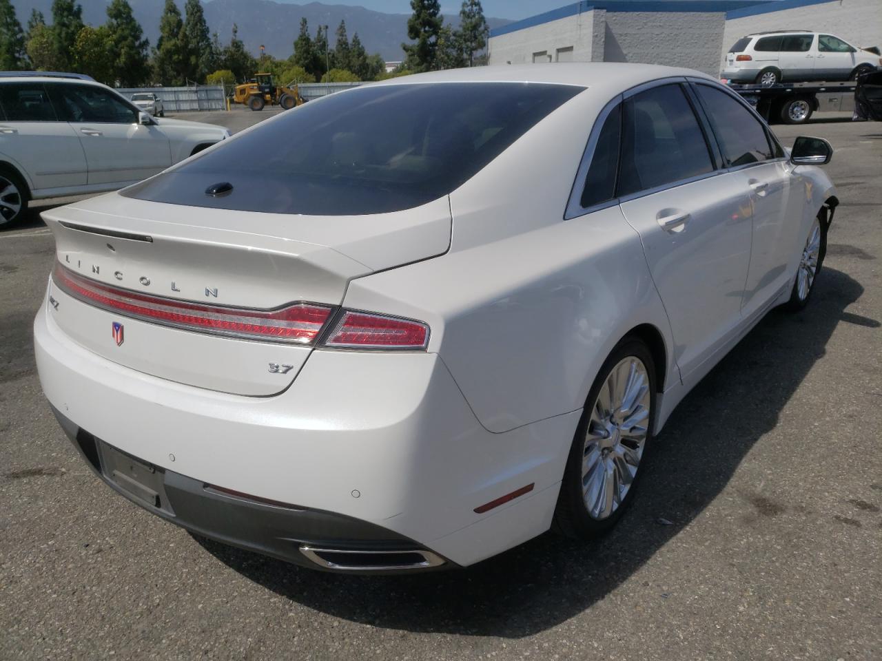 Photo 4 from auction – 2016 LINCOLN MKZ with VIN 3LN6L2GK3GR627768