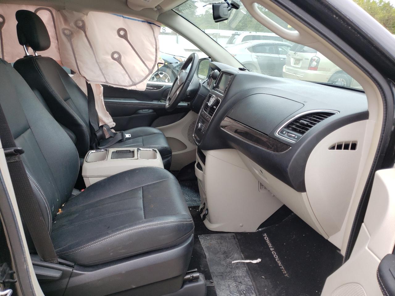 Photo 5 from auction – 2016 CHRYSLER TOWN & COU with VIN 2C4RC1BG5GR247450