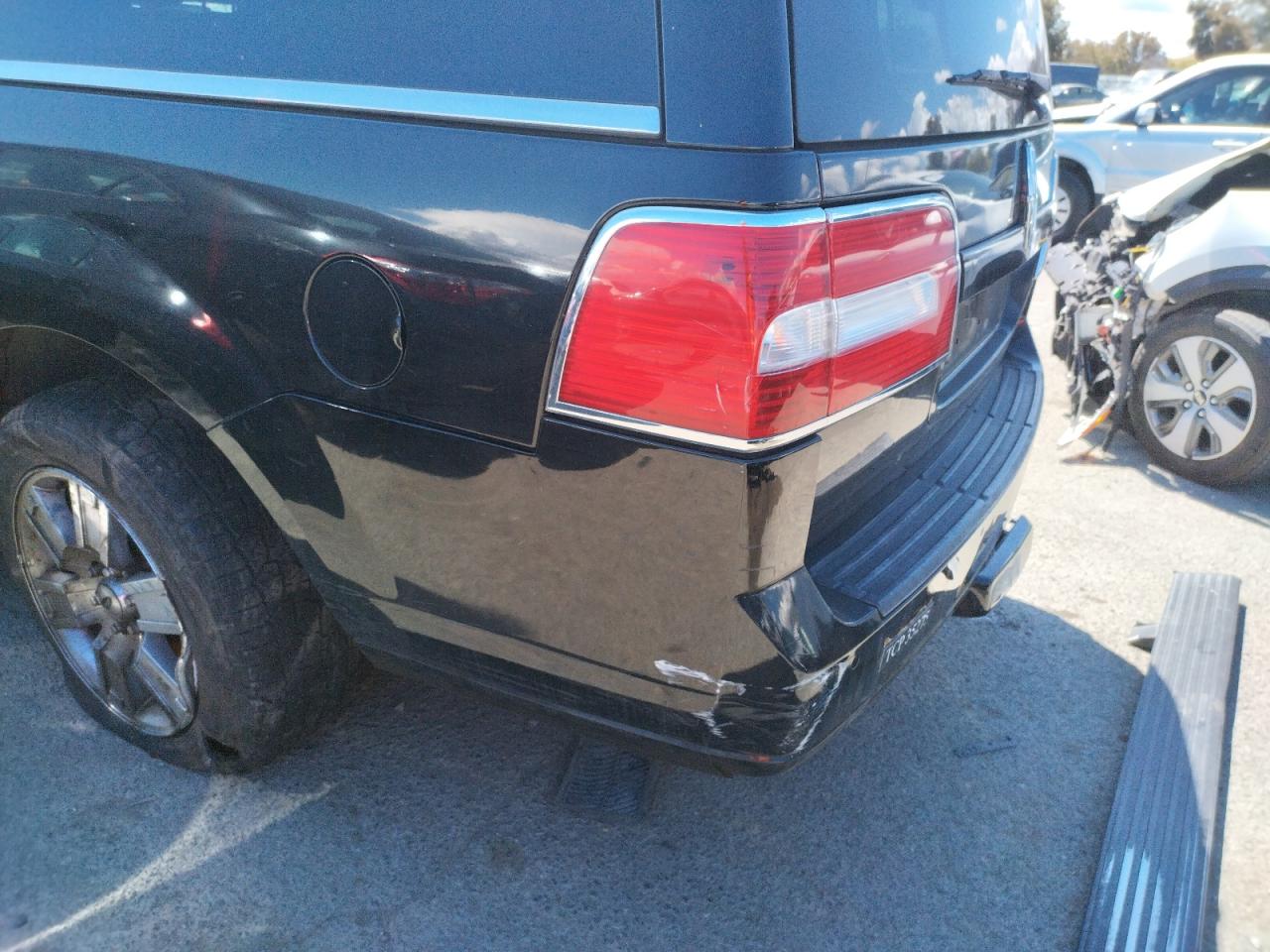 Photo 9 from auction – 2008 LINCOLN NAVIGATOR with VIN 5LMFL28598LJ08522