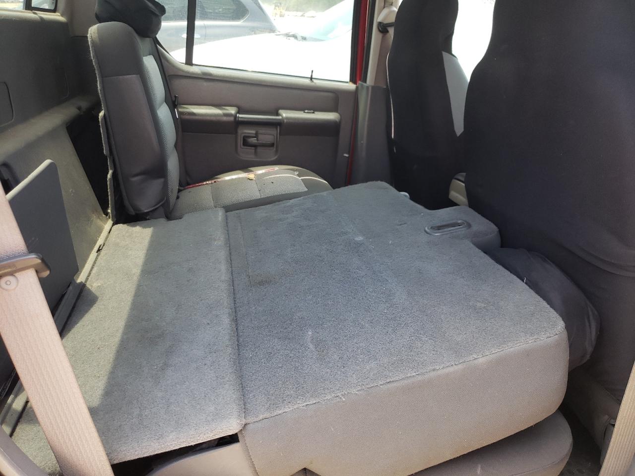 Photo 6 from auction – 2005 FORD EXPLORER S with VIN 1FMZU67K25UA64994