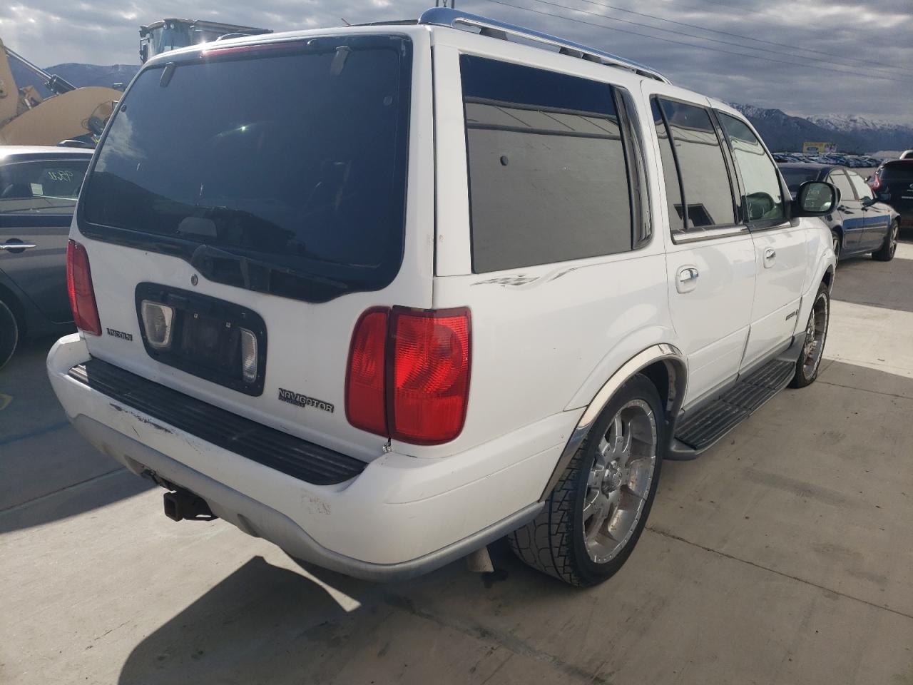 Photo 4 from auction – 2000 LINCOLN NAVIGATOR with VIN 5LMPU28A1YLJ00171