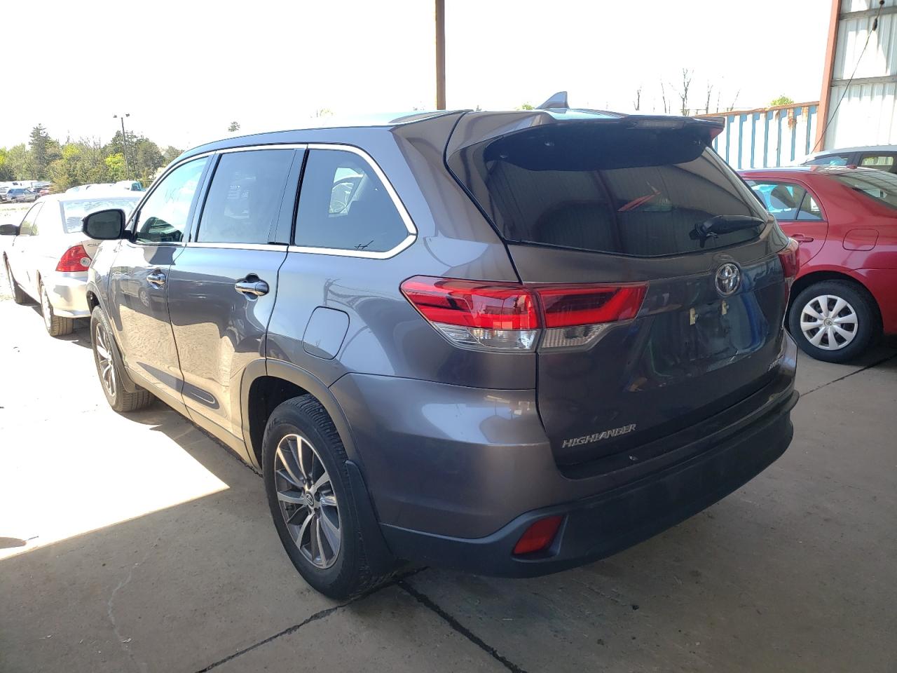 Photo 3 from auction – 2019 TOYOTA HIGHLANDER with VIN 5TDJZRFH7KS578818