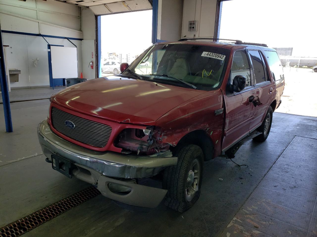 Photo 2 from auction – 2000 FORD EXPEDITION with VIN 1FMPU18L5YLA96205