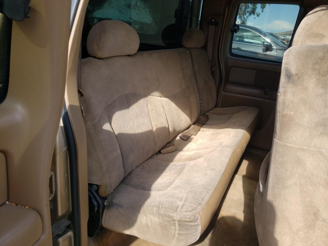 Photo 6 from auction – 2000 CHEVROLET SILVERADO with VIN 1GCEC19T0YE325276