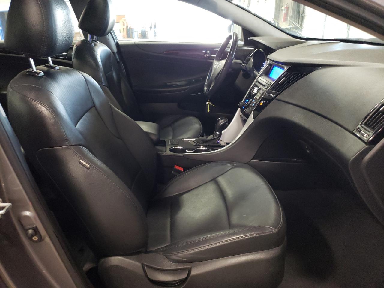 Photo 5 from auction – 2011 HYUNDAI SONATA with VIN 5NPEC4AC3BH223779