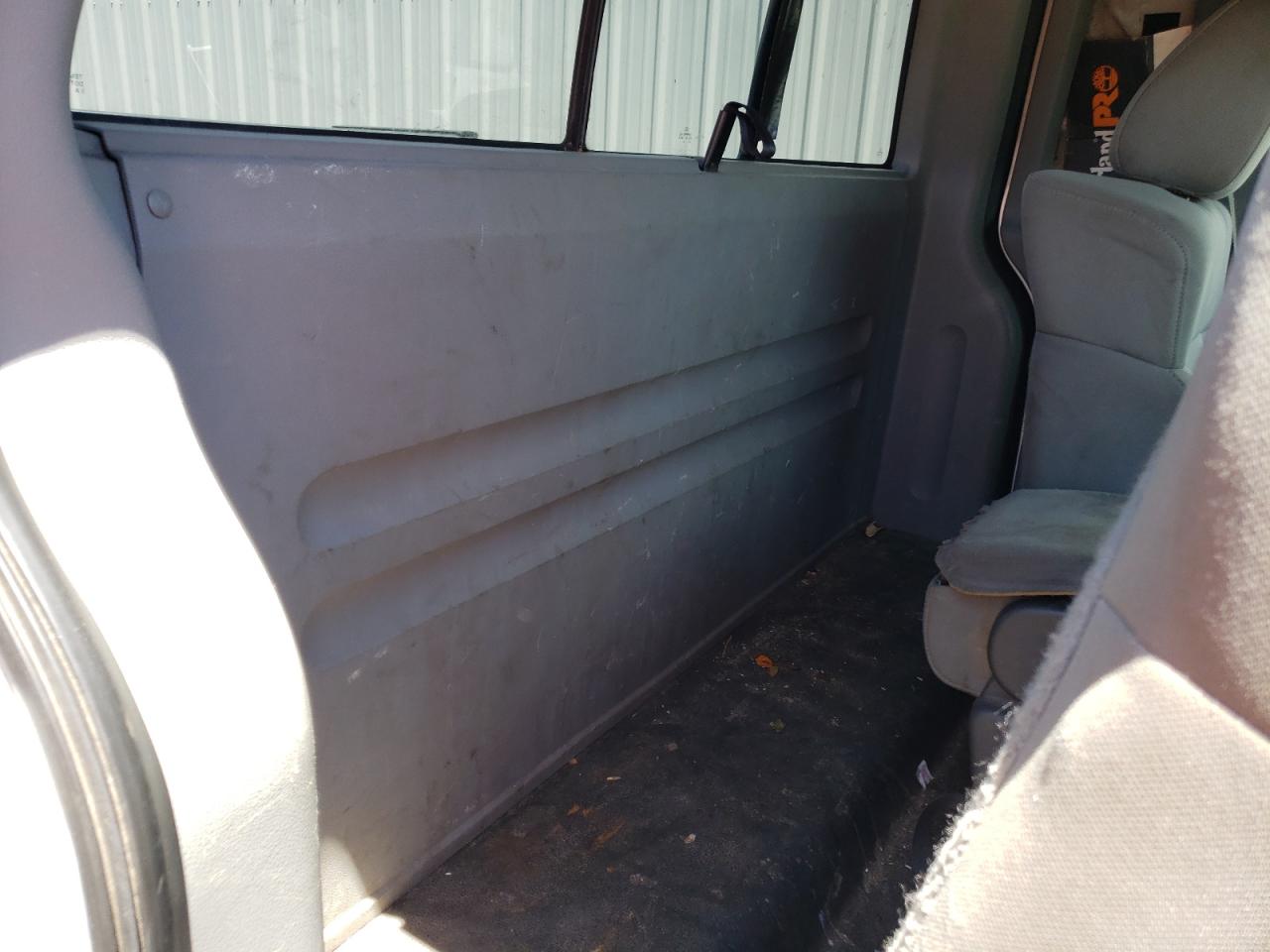 Photo 6 from auction – 2004 FORD F150 with VIN 1FTRF12W84NA98135