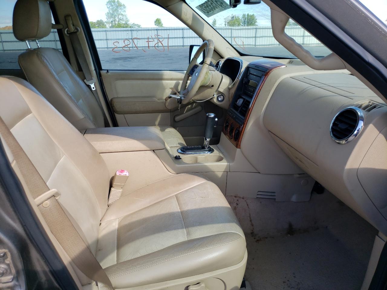 Photo 5 from auction – 2006 FORD EXPLORER E with VIN 1FMEU64EX6UB09081