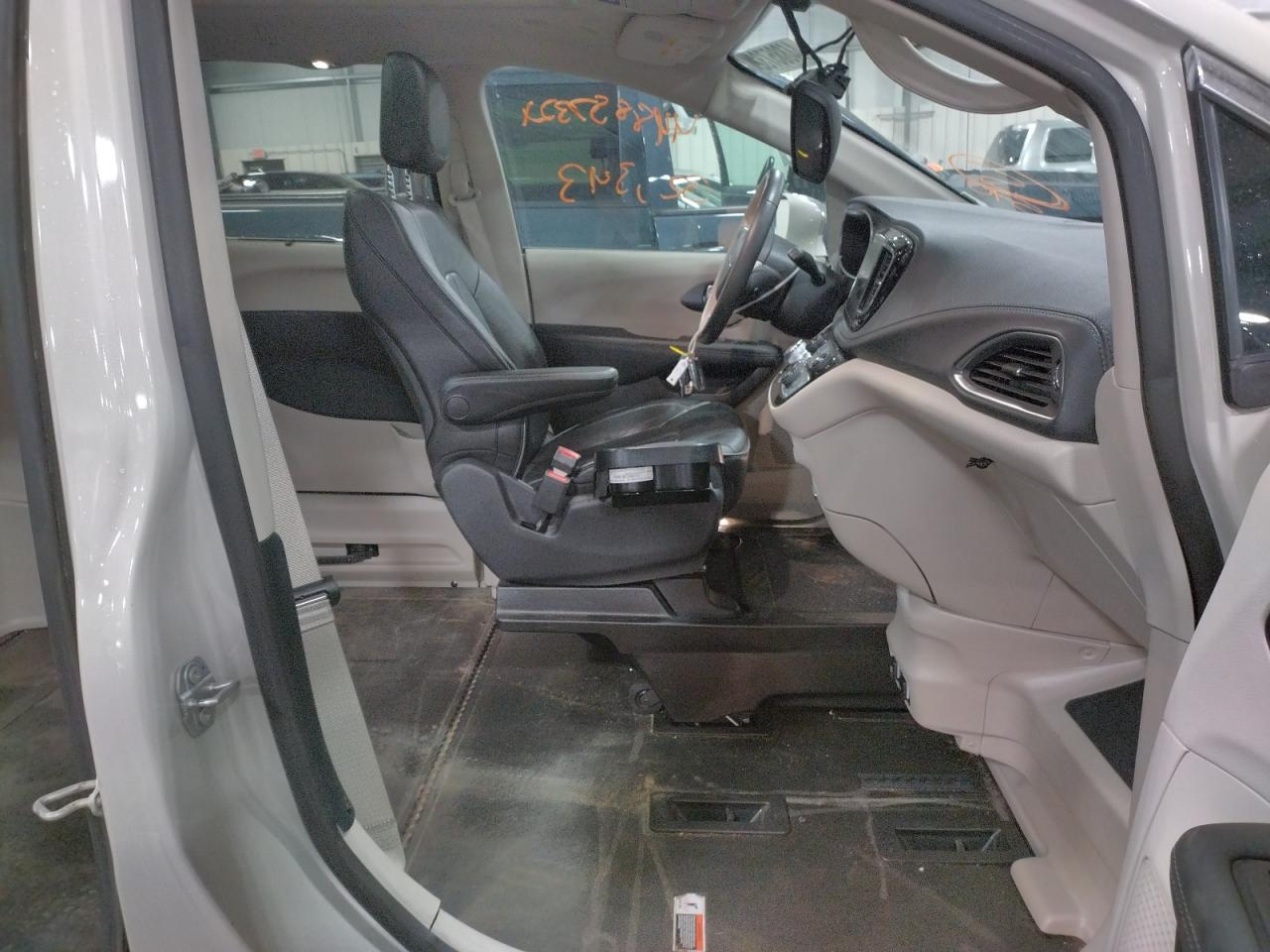 Photo 5 from auction – 2020 CHRYSLER PACIFICA L with VIN 2C4RC1GG2LR158261