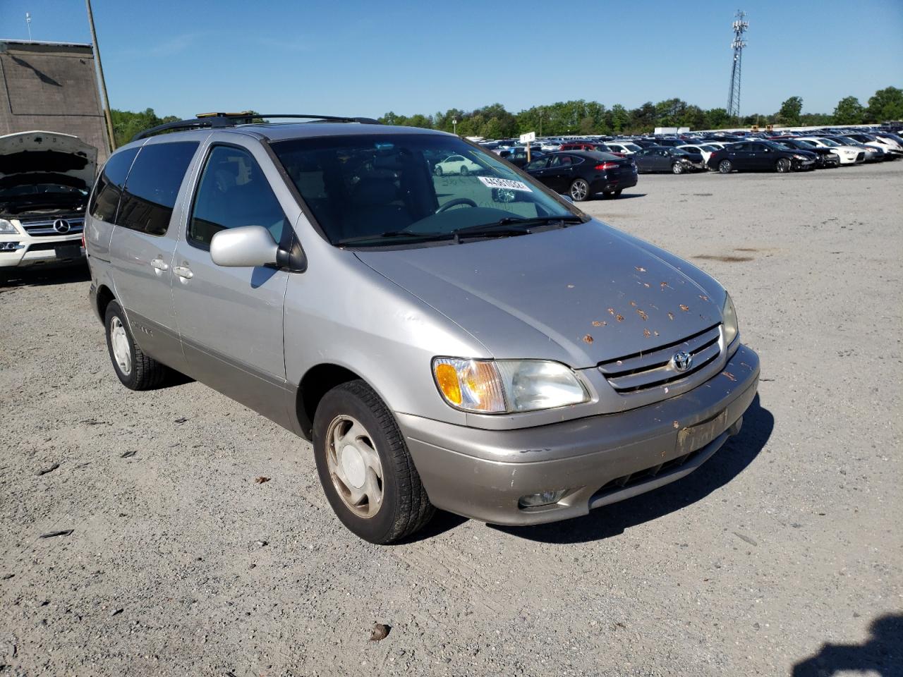 TOYOTA SIENNA 2000 with VIN 4T3ZF13C42U470841 - Photo from auction