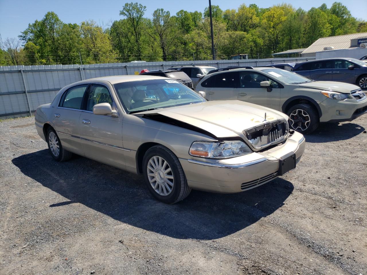 LINCOLN TOWN CAR E 2004 with VIN 1LNHM81W34Y614827 - Photo from auction