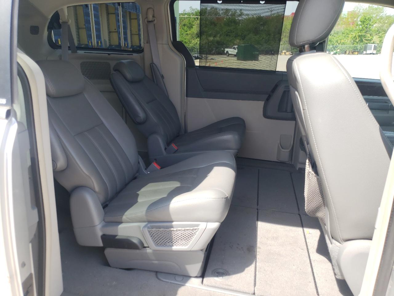 Photo 6 from auction – 2010 CHRYSLER TOWN & COU with VIN 2A4RR5D1XAR188184