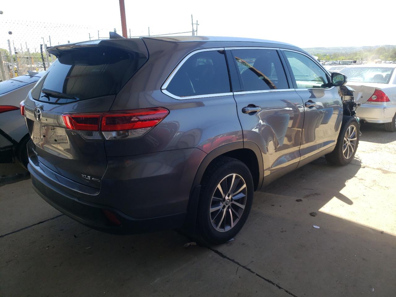 Photo 4 from auction – 2019 TOYOTA HIGHLANDER with VIN 5TDJZRFH7KS578818