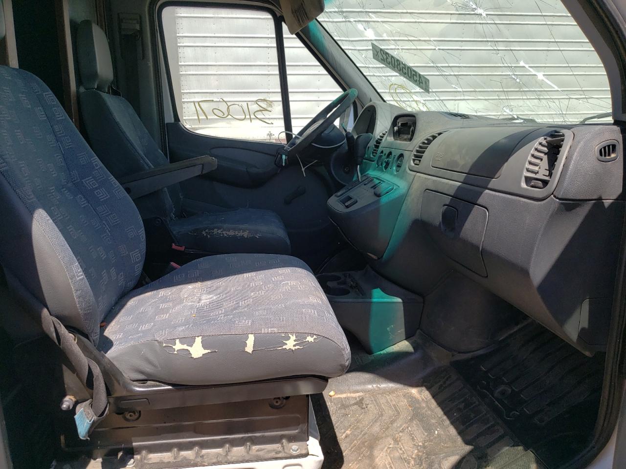 Photo 15 from auction – 2004 FREIGHTLINER VAN with VIN WD2PD643945597487