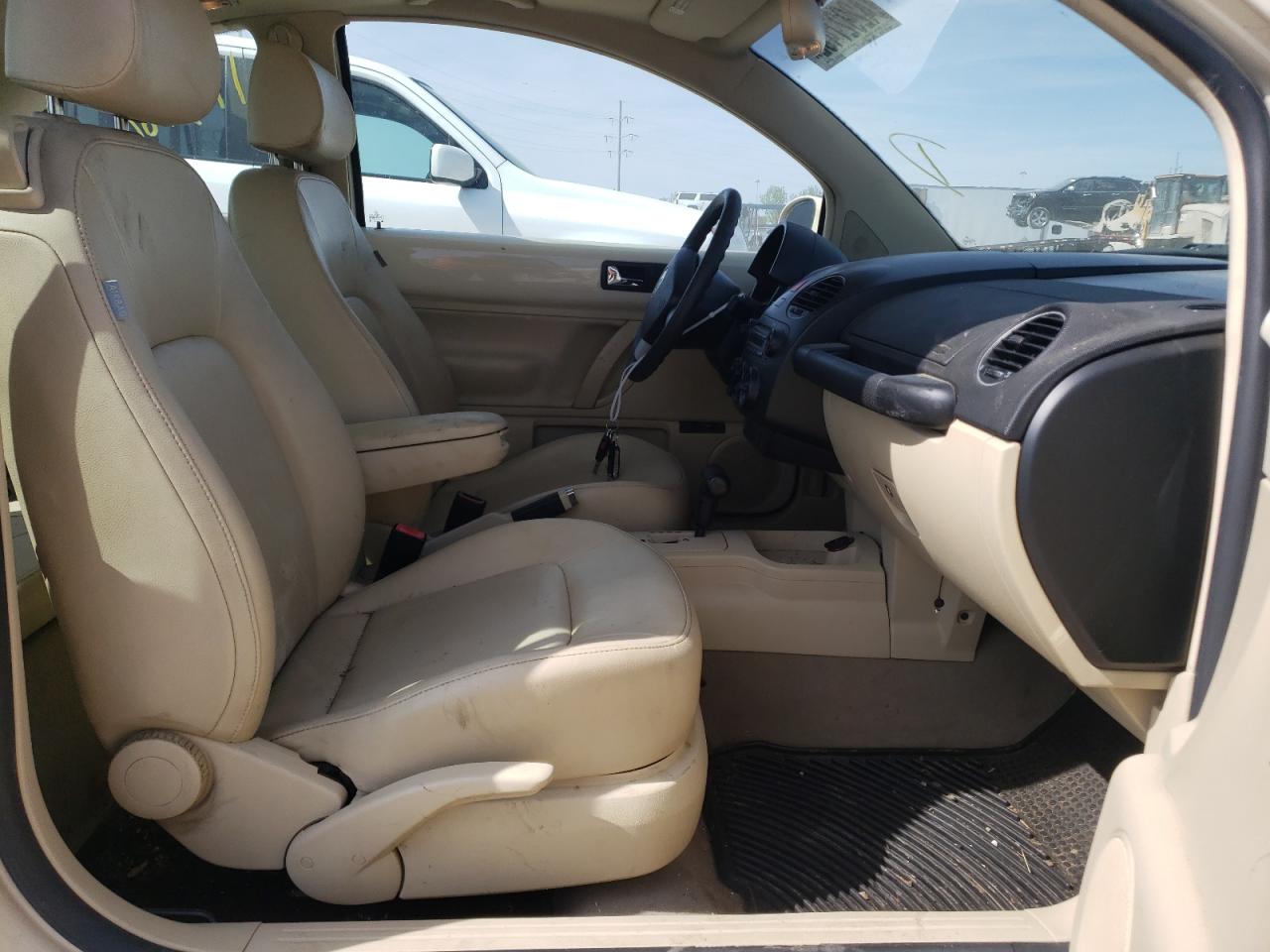 Photo 5 from auction – 2008 VOLKSWAGEN NEW BEETLE with VIN 3VWRW31C48M520384