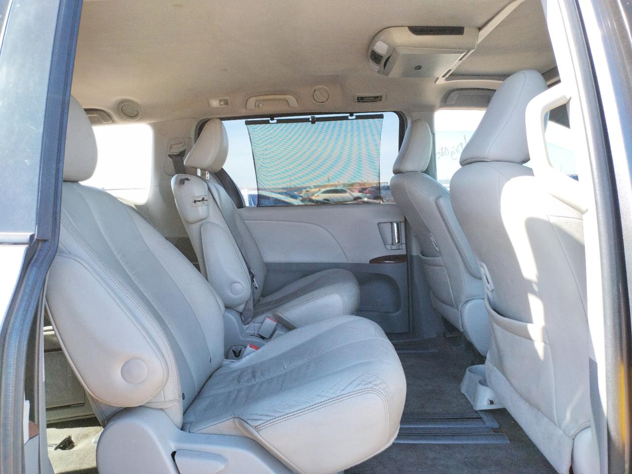 Photo 6 from auction – 2011 TOYOTA SIENNA XLE with VIN 5TDYK3DC1BS125950
