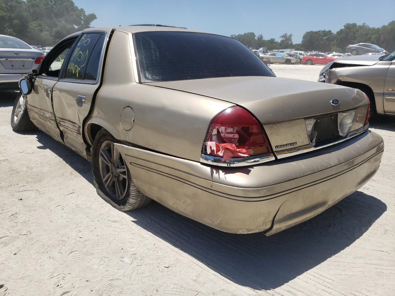 Photo 3 from auction – 2000 FORD CROWN VICT with VIN 2FAFP73W8YX157146