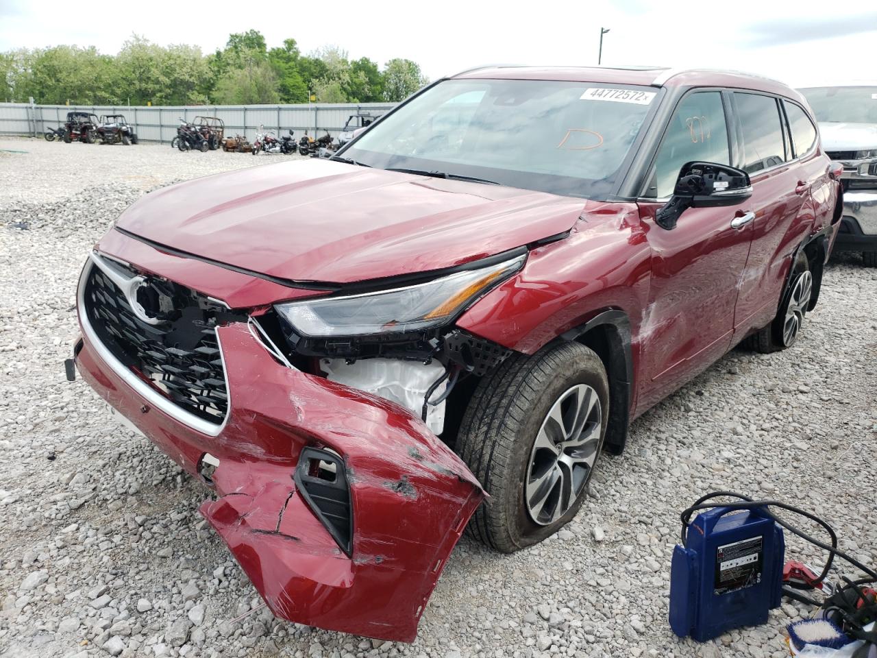 Photo 2 from auction – 2022 TOYOTA HIGHLANDER with VIN 5TDHZRBH6NS183764