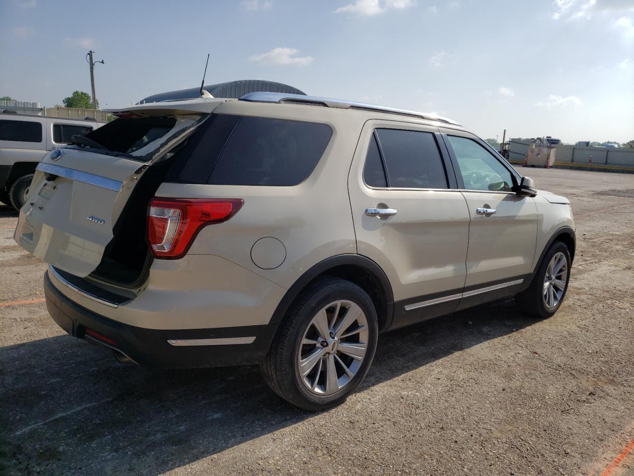 Photo 4 from auction – 2018 FORD EXPLORER L with VIN 1FM5K8F87JGC41344