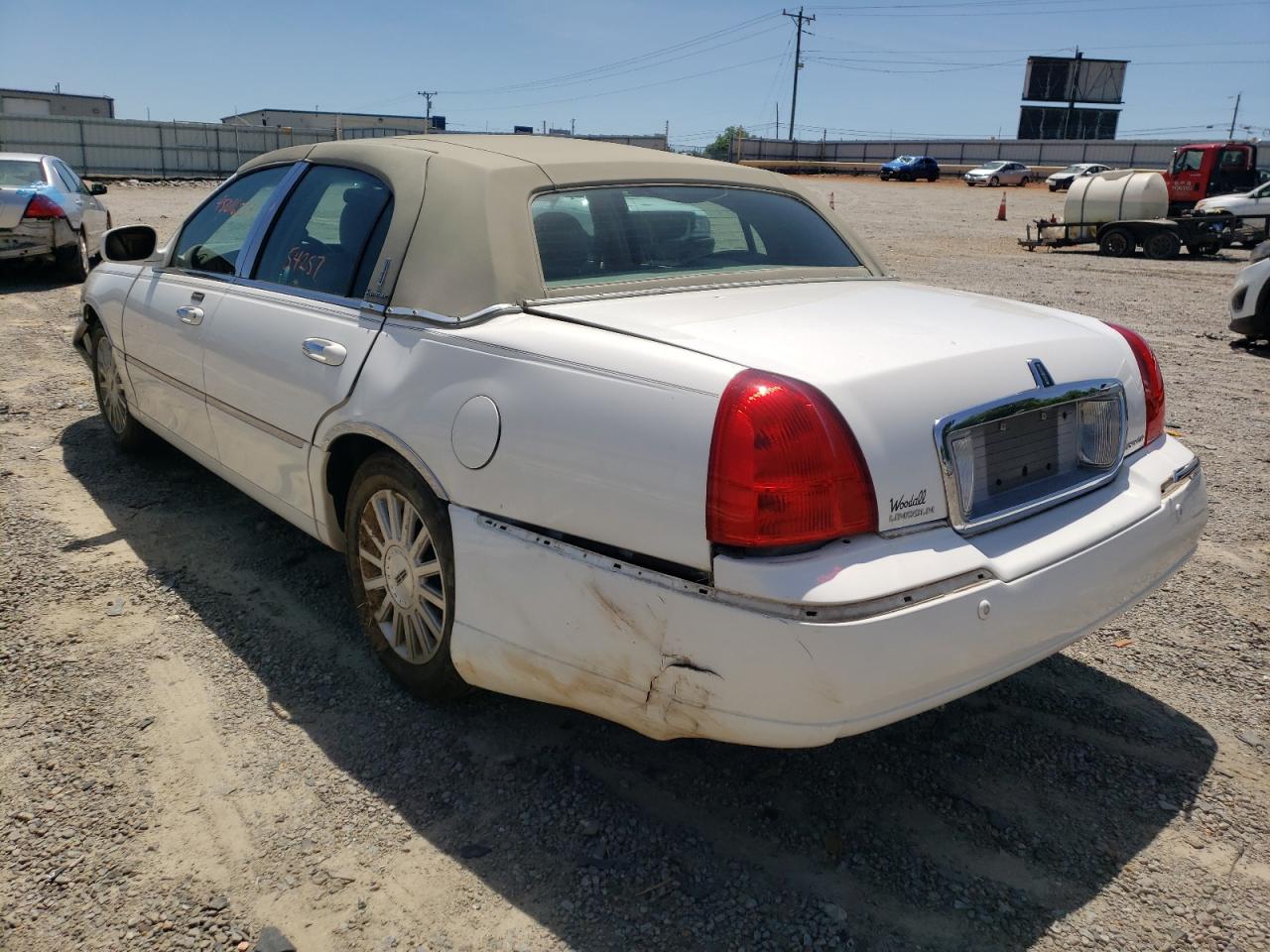 Photo 3 from auction – 2004 LINCOLN TOWN CAR E with VIN 1LNHM81W44Y617302