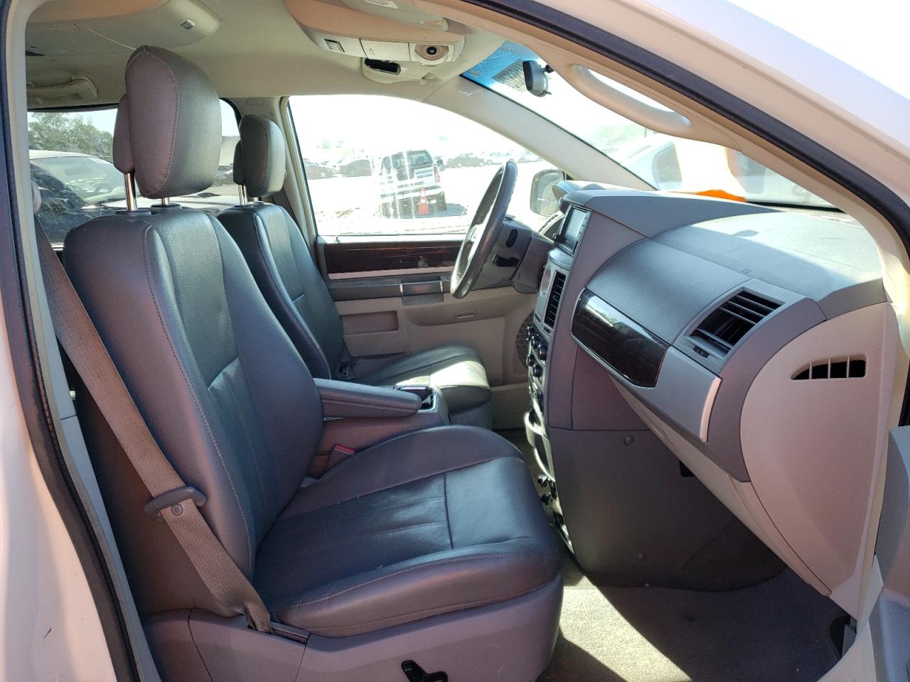 Photo 5 from auction – 2010 CHRYSLER TOWN & COU with VIN 2A4RR5D10AR451203
