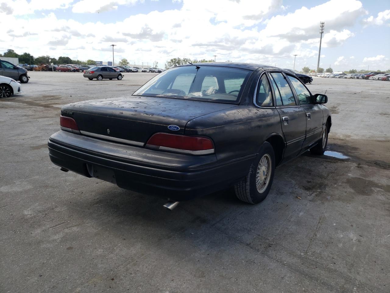 Photo 4 from auction – 1992 FORD CROWN VICT with VIN 2FACP74W1NX175923