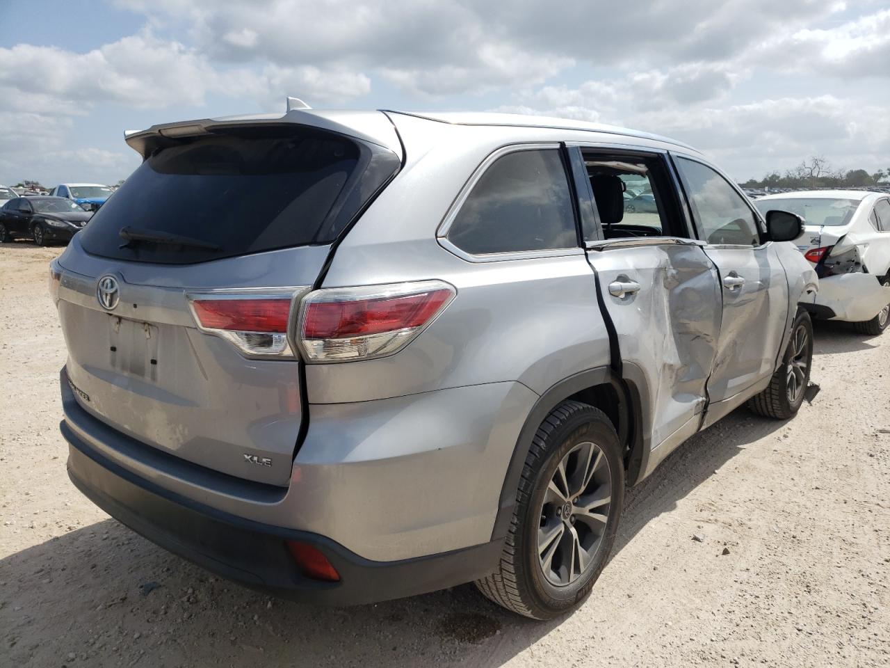 Photo 4 from auction – 2016 TOYOTA HIGHLANDER with VIN 5TDKKRFH5GS178028