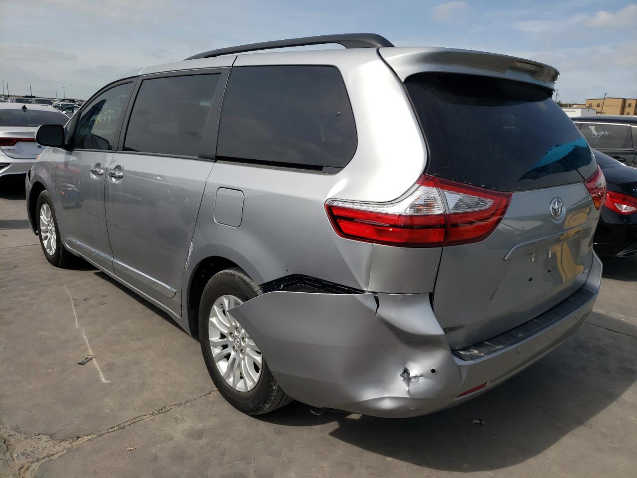 Photo 3 from auction – 2017 TOYOTA SIENNA XLE with VIN 5TDYZ3DC5HS899137