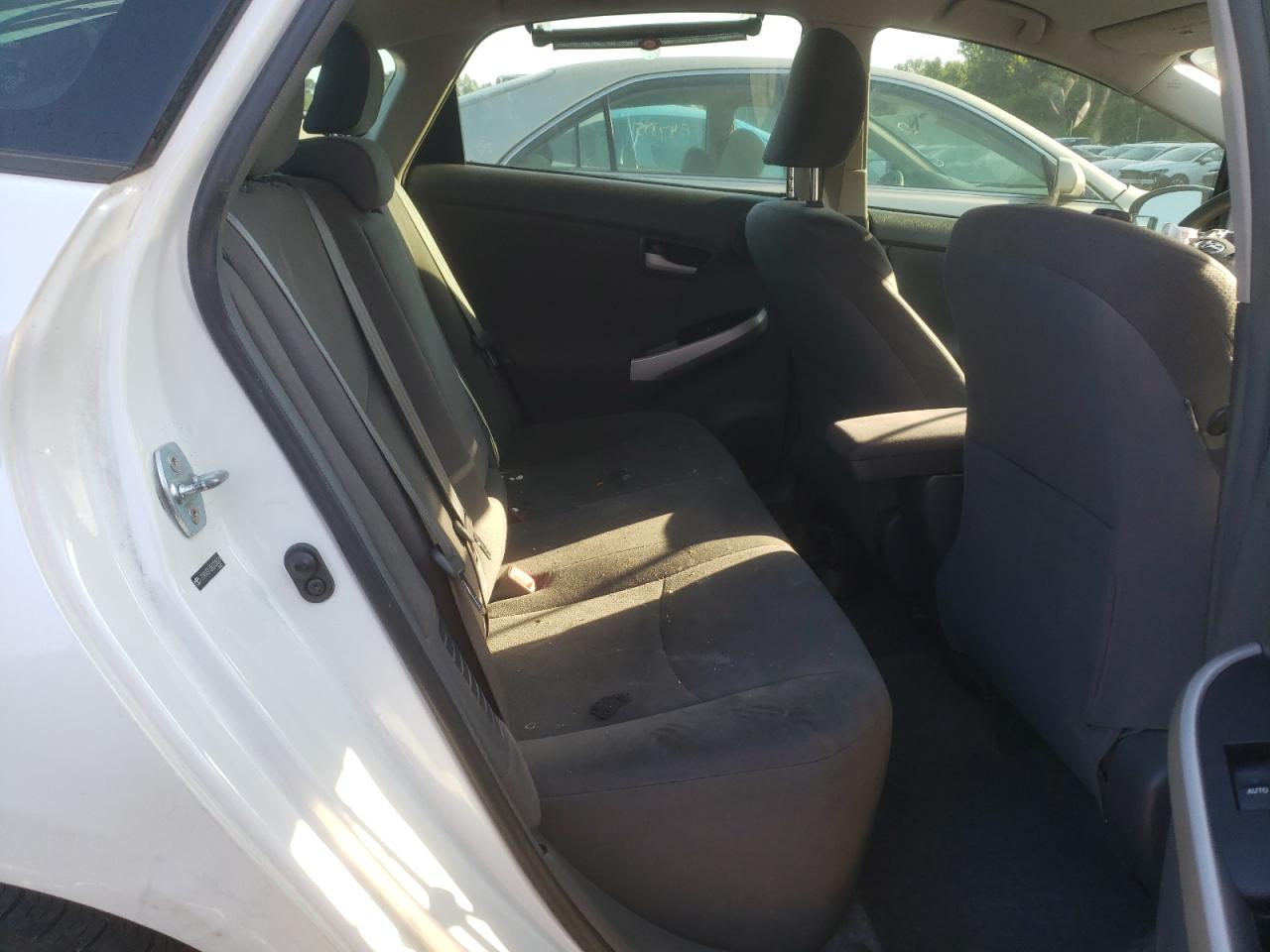 Photo 6 from auction – 2011 TOYOTA PRIUS with VIN JTDKN3DU3B0300689