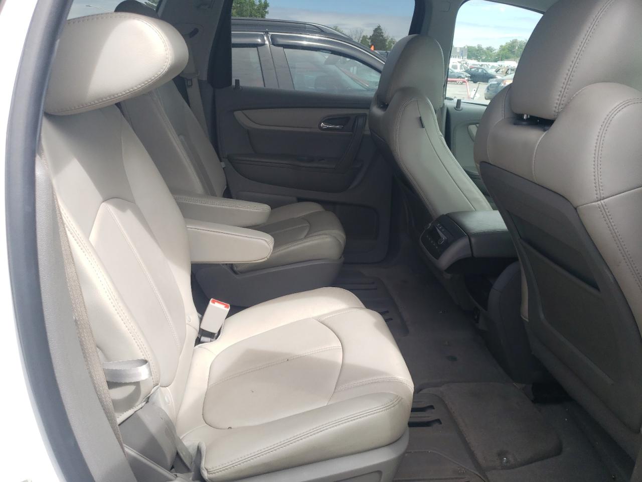 Photo 6 from auction – 2017 CHEVROLET TRAVERSE L with VIN 1GNKRHKD0HJ196807