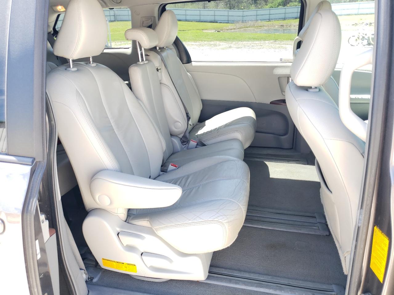 Photo 6 from auction – 2011 TOYOTA SIENNA XLE with VIN 5TDYK3DC5BS089146