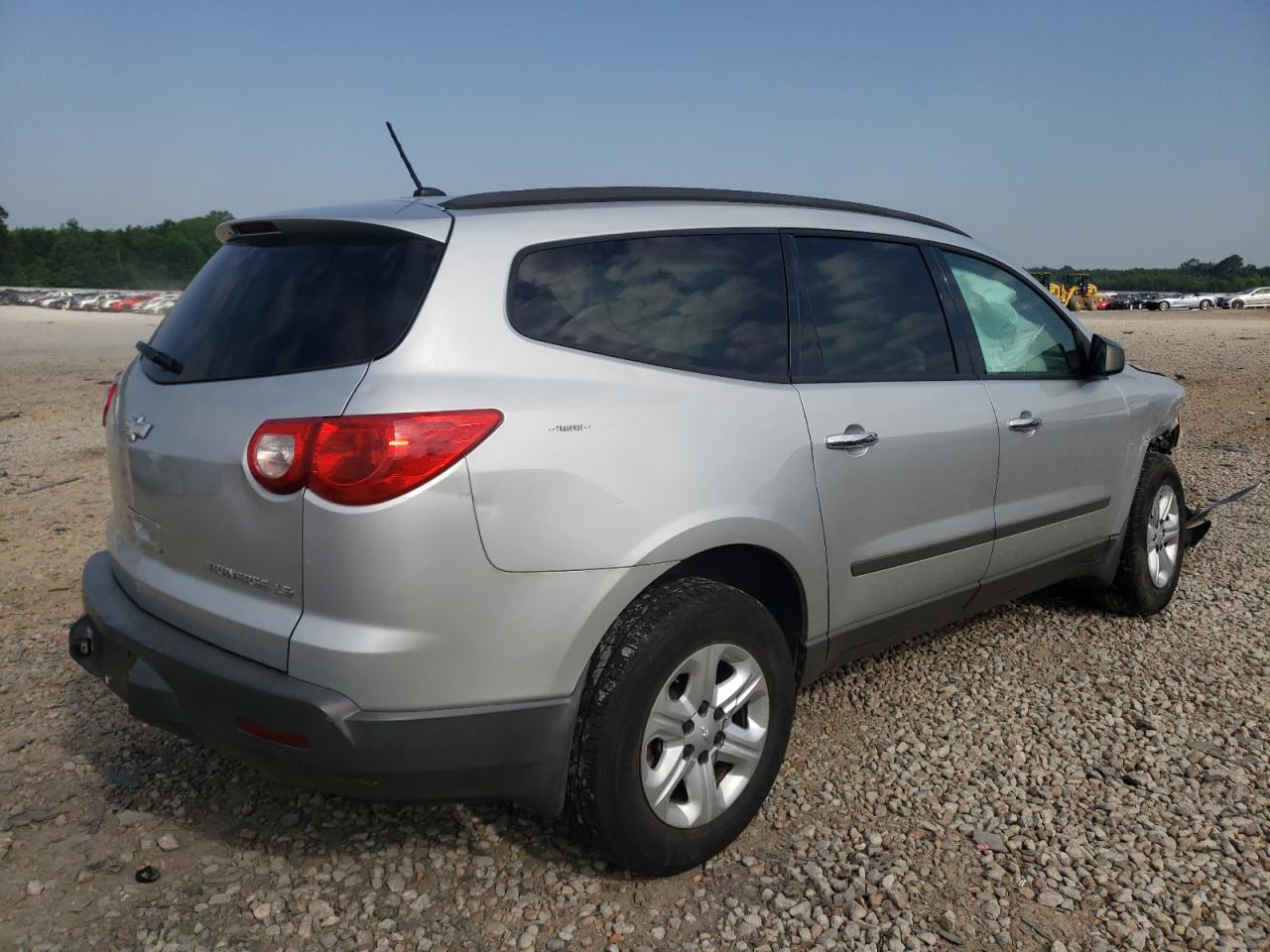 Photo 4 from auction – 2011 CHEVROLET TRAVERSE L with VIN 1GNKRFED0BJ126327