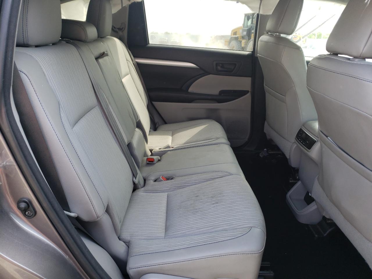 Photo 6 from auction – 2016 TOYOTA HIGHLANDER with VIN 5TDZKRFH7GS180913