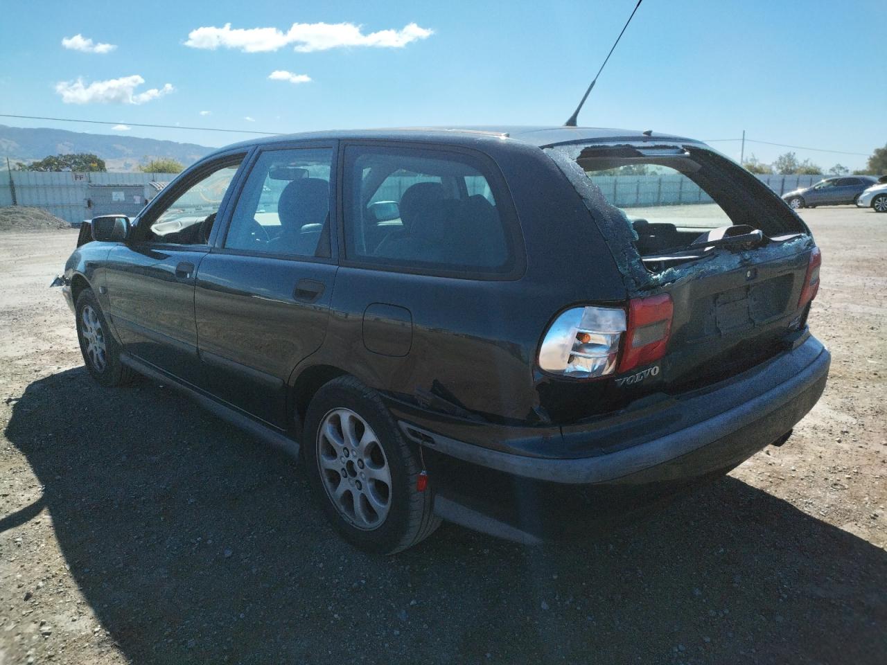 Photo 3 from auction – 2000 VOLVO V40 with VIN YV1VW2559YF535920