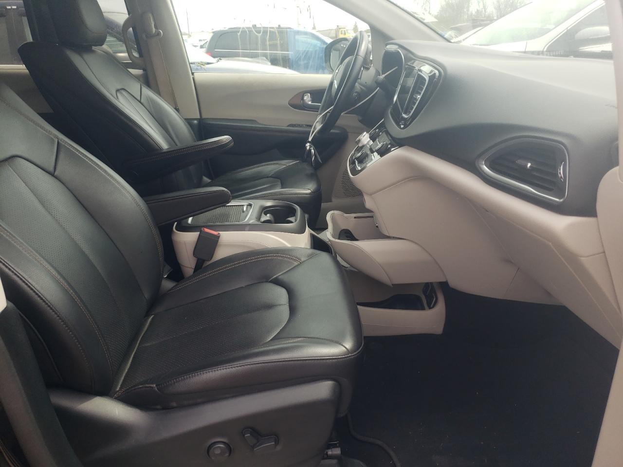 Photo 5 from auction – 2018 CHRYSLER PACIFICA T with VIN 2C4RC1EG2JR289481