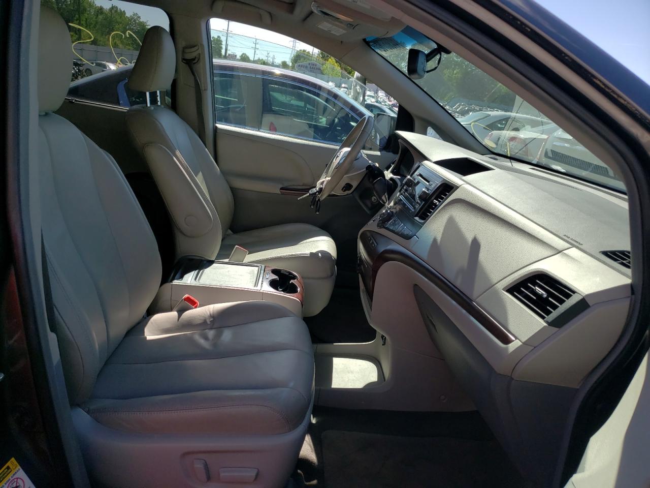 Photo 5 from auction – 2013 TOYOTA SIENNA XLE with VIN 5TDYK3DCXDS299843