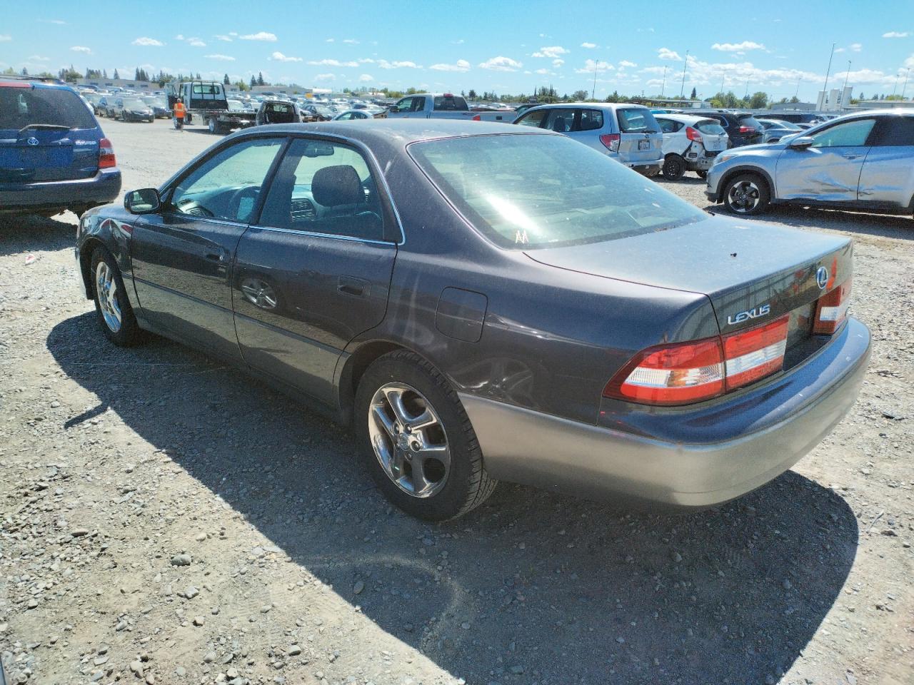 Photo 3 from auction – 2001 LEXUS ES 300 with VIN JT8BF28G310292649