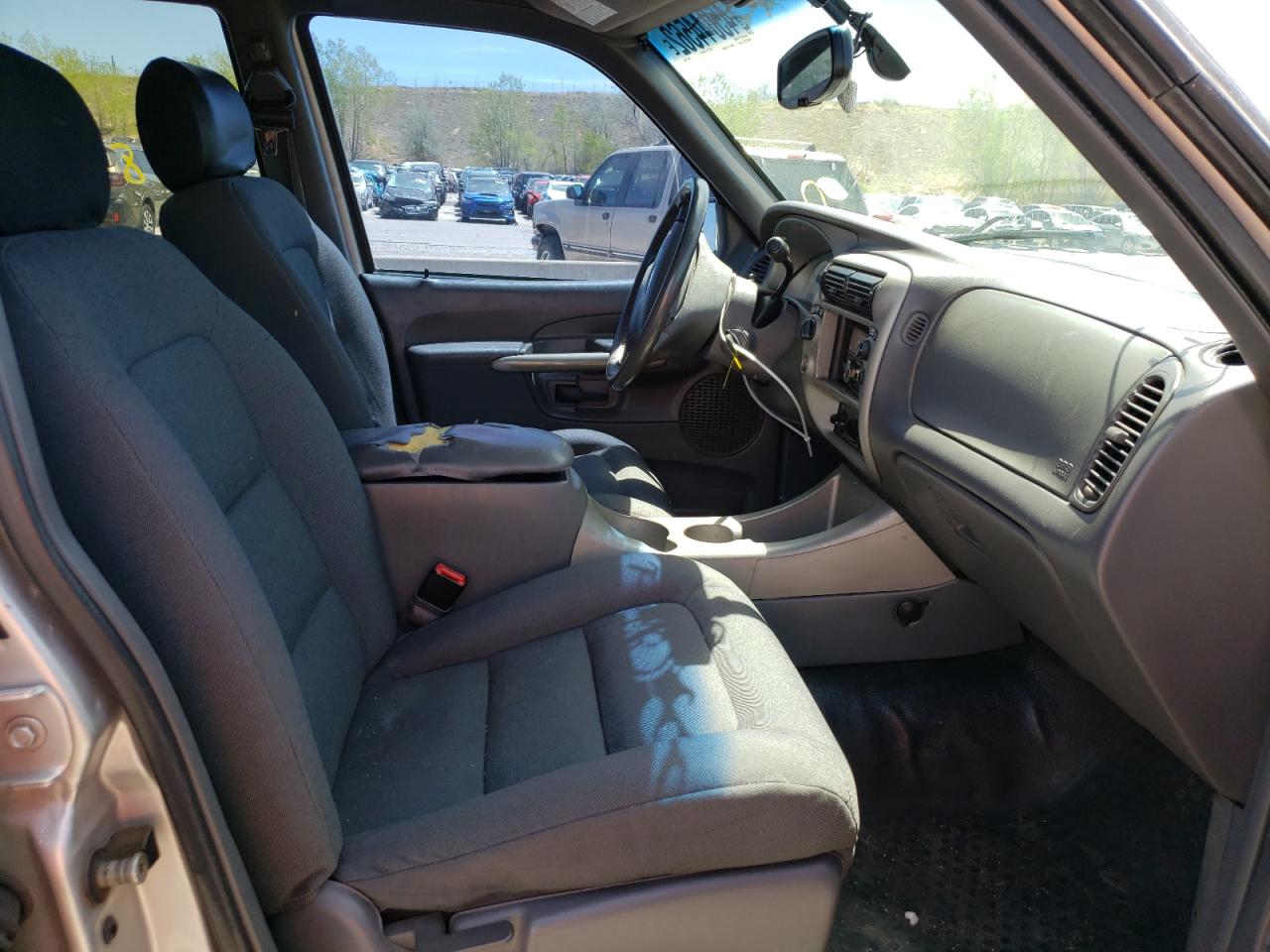 Photo 5 from auction – 2002 FORD EXPLORER S with VIN 1FMZU77E12UC75969