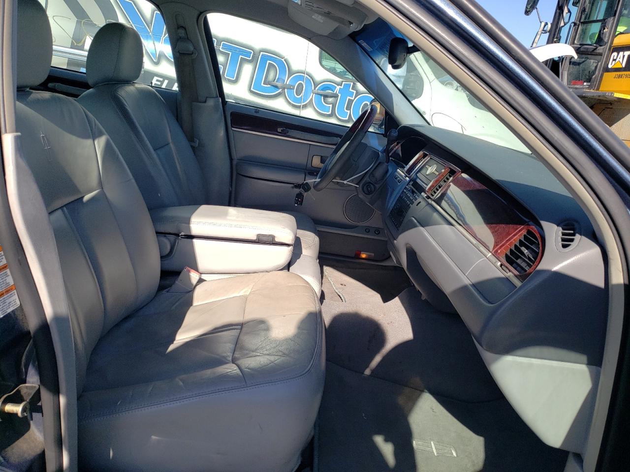 Photo 5 from auction – 2005 LINCOLN TOWN CAR S with VIN 1LNHM82W15Y610047