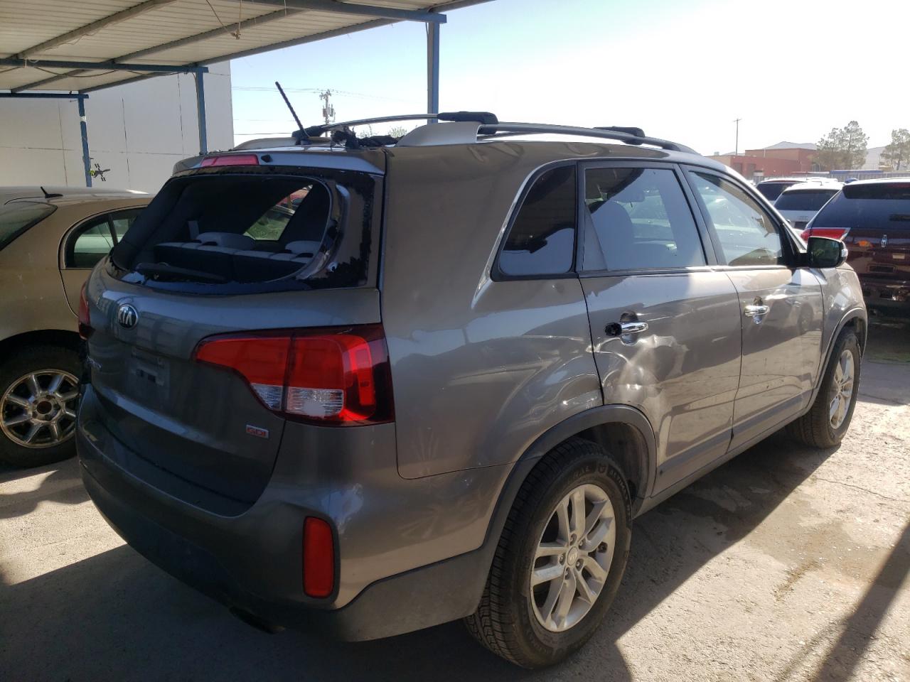 Photo 4 from auction – 2015 KIA SORENTO LX with VIN 5XYKT4A68FG591434