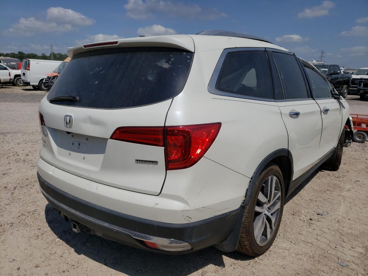Photo 4 from auction – 2017 HONDA PILOT TOUR with VIN 5FNYF5H93HB018006