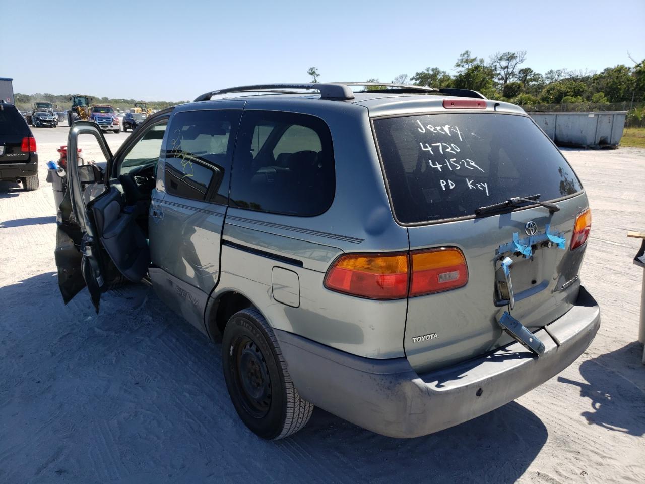 Photo 3 from auction – 2000 TOYOTA SIENNA LE with VIN 4T3ZF13C5YU266140