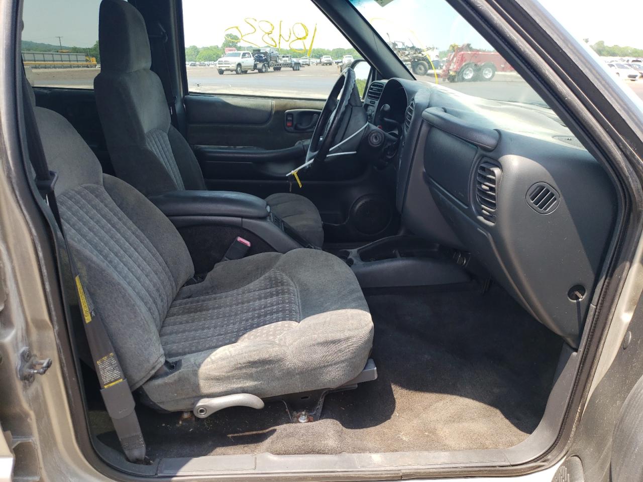 Photo 5 from auction – 2002 CHEVROLET BLAZER with VIN 1GNDT13W52K121328