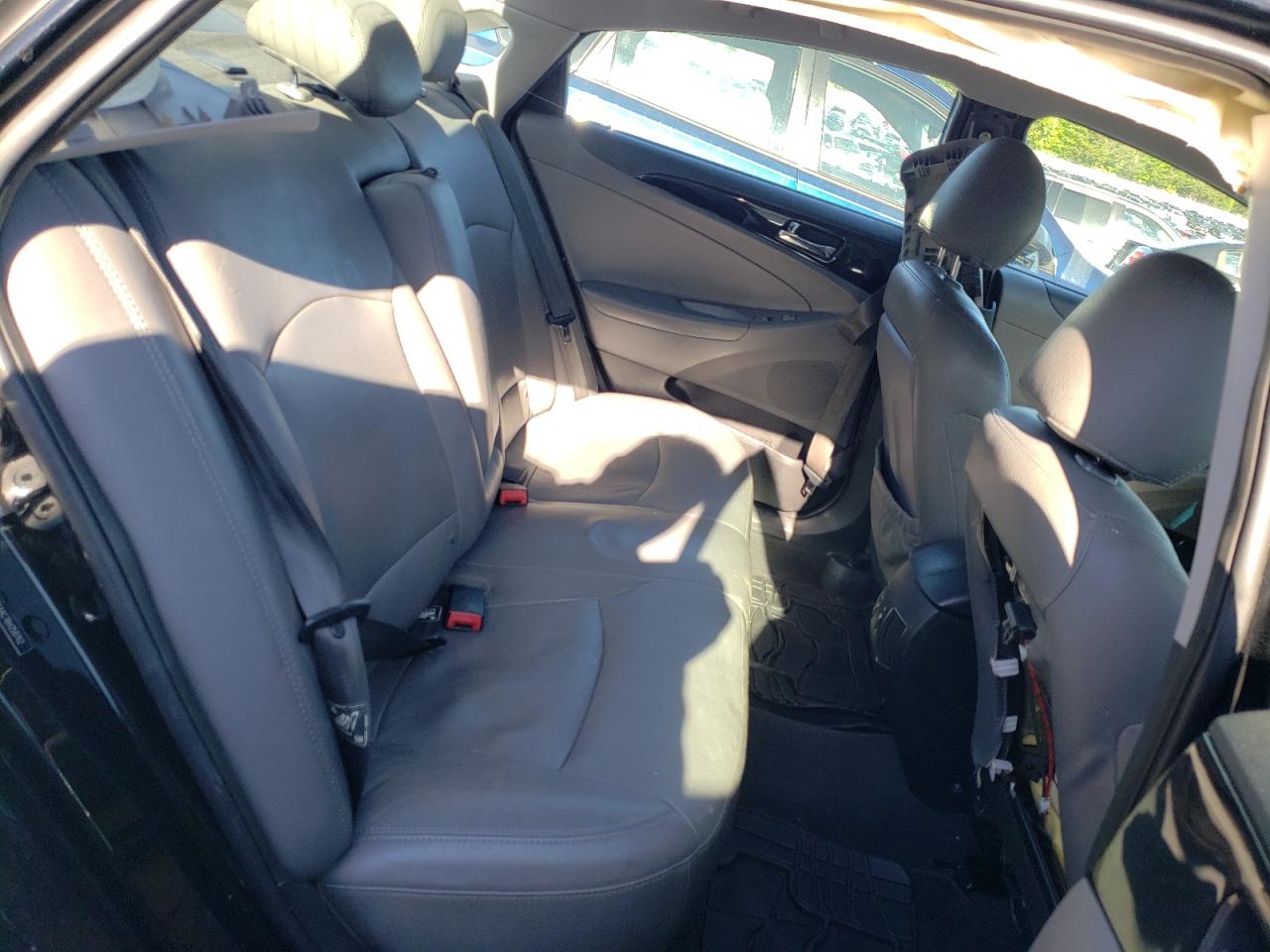 Photo 6 from auction – 2011 HYUNDAI SONATA SE with VIN 5NPEC4AC7BH258762