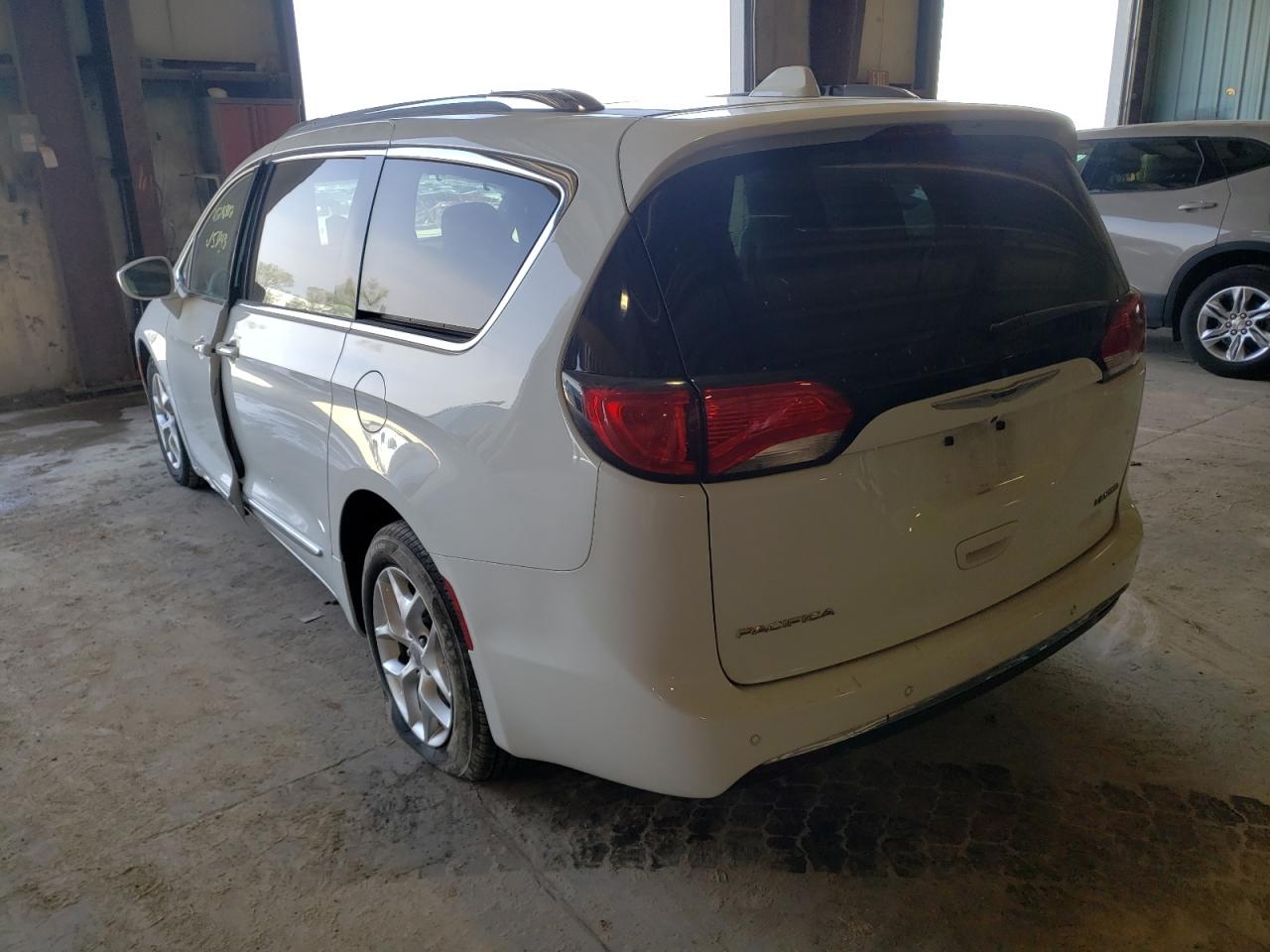 Photo 3 from auction – 2020 CHRYSLER PACIFICA L with VIN 2C4RC1GG0LR187113