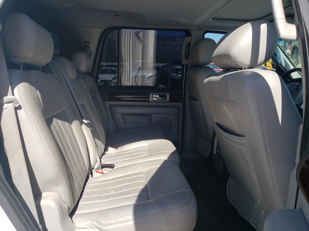 Photo 6 from auction – 2006 LINCOLN NAVIGATOR with VIN 5LMFU28596LJ02990