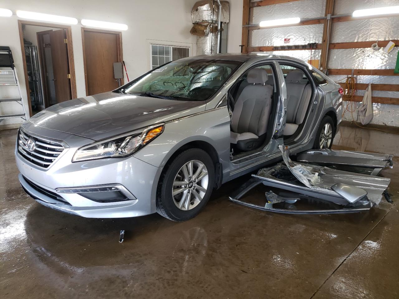 Photo 2 from auction – 2015 HYUNDAI SONATA SE with VIN 5NPE24AF5FH210258