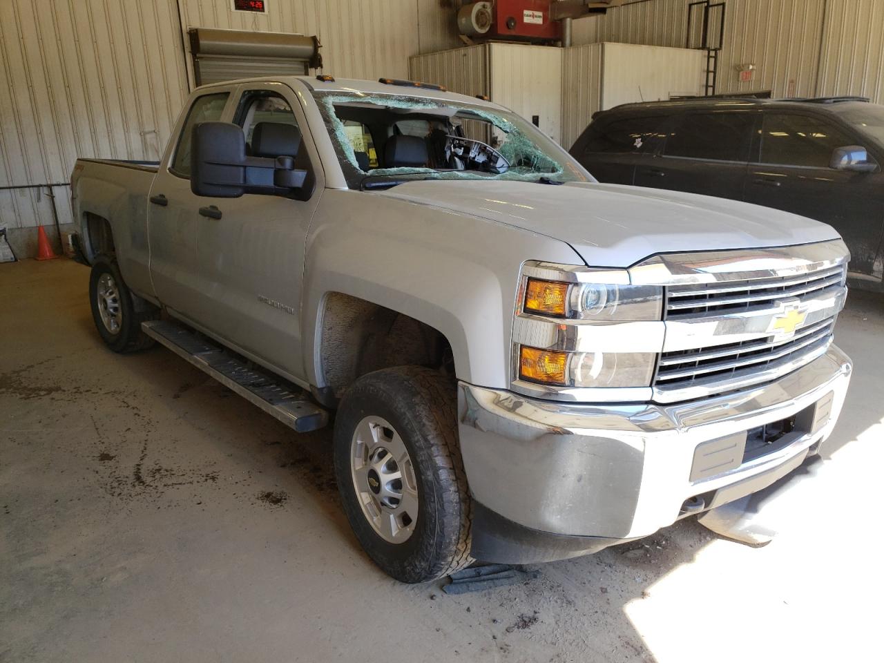 CHEVROLET SILVERADO 2018 with VIN 1GC2KUEG0JZ199595 - Photo from auction
