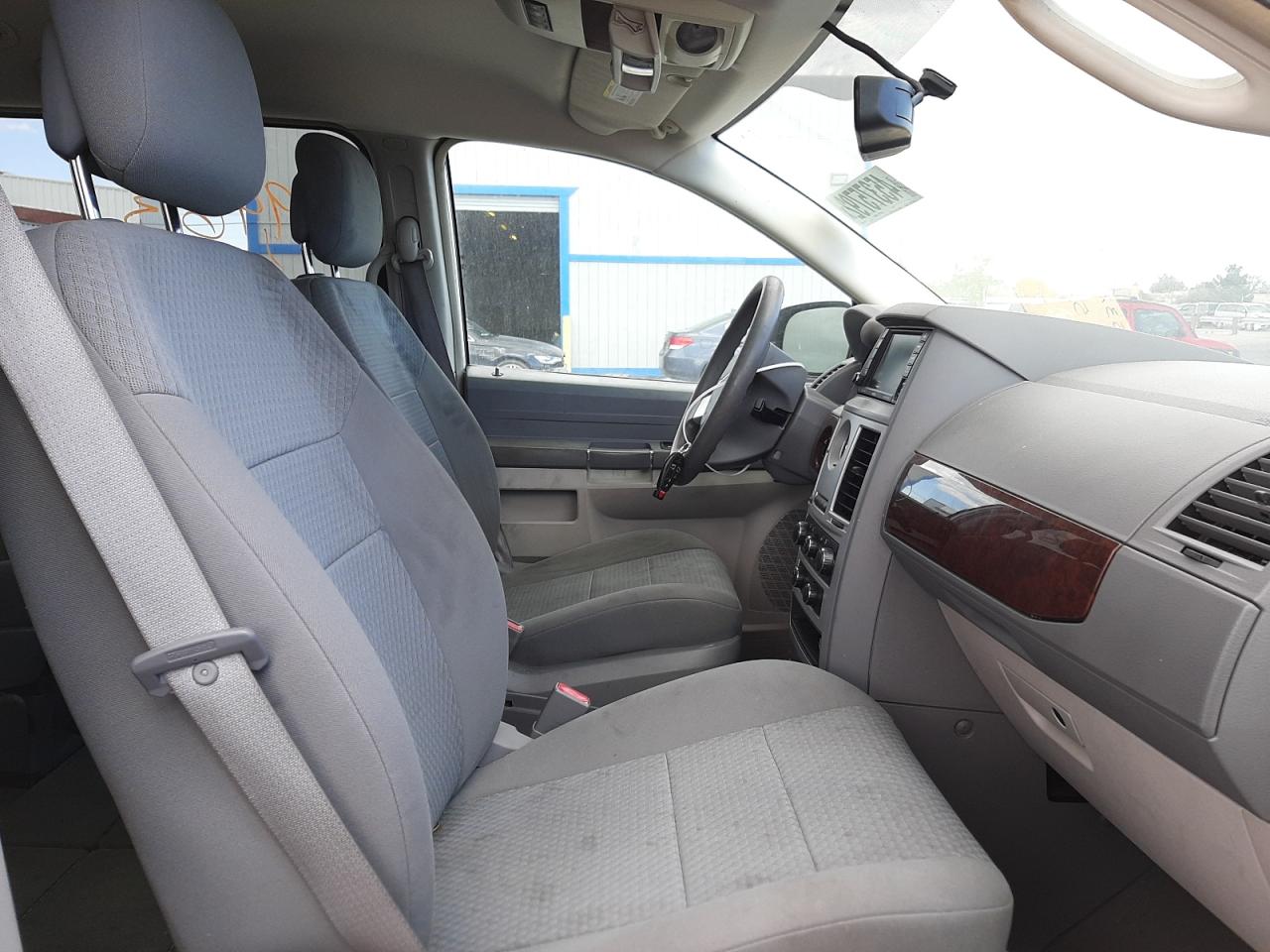 Photo 5 from auction – 2010 CHRYSLER TOWN & COU with VIN 2A4RR2D16AR456257