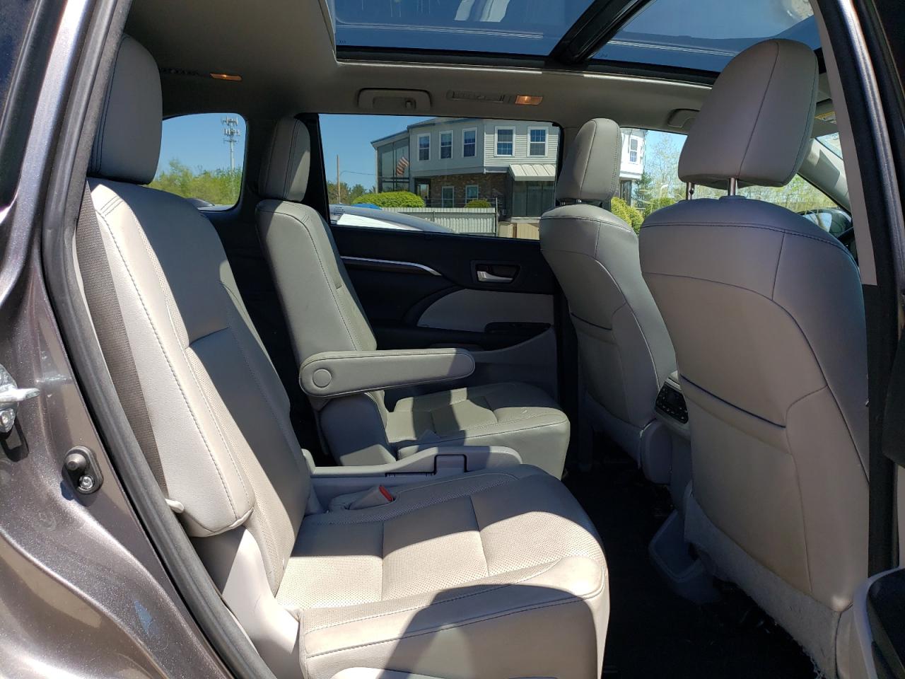 Photo 6 from auction – 2016 TOYOTA HIGHLANDER with VIN 5TDDKRFH1GS260301